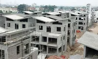 Xôn xao 26 biệt thự giữa Thủ đô xây xong mới xin phép