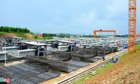 Sau hai năm rưỡi chuẩn bị, đầu tháng 4/2015, Ban quản lý Dự án đường sắt đô thị TP HCM và nhà thầu đã đúc đốt dầm đầu tiên - đoạn trên cao của tuyến đường sắt đô thị số 1 tại bãi Depot Long Bình (quận 9, TP HCM). Công đoạn đúc dầm thuộc gói thầu số 2 "Xây