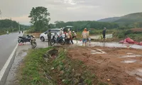 Các nạn nhân được người dân đưa đi cấp cứu