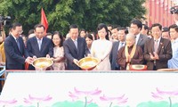 Chủ tịch nước và phu nhân dâng hương, thả cá chép ở Bến Nhà Rồng