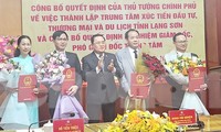 Ban lãnh đạo Trung tâm Xúc tiến đầu tư Thương mại và Du lịch tỉnh Lạng Sơn nhận Quyết định bổ nhiệm. Ảnh: Duy Chiến 