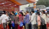 Chen chân xếp hàng &apos;săn&apos; tour du lịch, vé máy bay giá rẻ