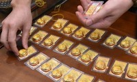 Giá vàng nhẫn giảm mạnh, USD vẫn nóng