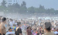 &apos;Biển người&apos; chen chân ở bãi tắm Cửa Lò 