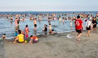 Biển Đà Nẵng đông nghịt người 'giải nhiệt'