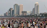 Đông nghịt người tắm biển Đà Nẵng 