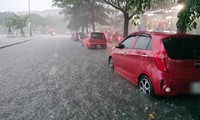 Mưa như trút, lo lụt lịch sử lặp lại, người dân Đà Nẵng hối hả đưa ô tô đi tránh ngập
