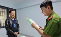 Khởi tố chủ nhà nghỉ tổ chức đánh bạc để thu &apos;tiền xâu&apos;