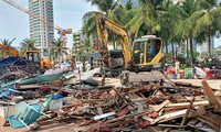 Cưỡng chế loạt quầy bán hàng dọc biển Đà Nẵng
