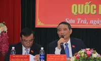 Ông Trương Quang Nghĩa, Bí thư Thành ủy Đà Nẵng trả lời ý kiến của các cử tri liên quan đến kết luận thanh tra đất đai. Ảnh Nguyễn Thành