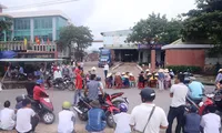 Người dân vây nhà máy thép Dana - Ý vào ngày 12/10 để phản đối ô nhiễm. Ảnh: Nguyễn Thành