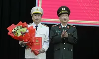 Trung tướng Nguyễn Văn Sơn trao quyết định bổ nhiệm của Bộ Công an cho Đại tá Nguyễn Đức Dũng.