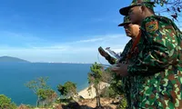 Lực lượng Biên phòng điều khiển thiết bị flycam phục vụ việc tìm kiếm. 