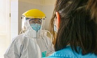 Nhân viên y tế bệnh viện Đà Nẵng chăm sóc bệnh nhân COVID-19. Ảnh: Nguyễn Thành