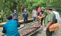 Thi thể đầu tiên trong số 17 công nhân gặp nạn đã được tìm thấy. Ảnh: Q.H