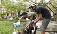 Người dân mang gà, vịt, rau quả &apos;tiếp sức&apos; lực lượng cứu hộ ở Rào Trăng 3