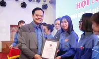hó Bí thư Tỉnh Đoàn Bắc Giang Bùi Văn Hoàng khen thường các đơn vị thi điểm thực hiện mô hình chi Đoàn số. Ảnh: Nguyễn Thắng.