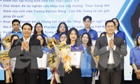 Lãnh đạo Tỉnh Đoàn và Ban Dân vận tỉnh Bắc Giang trao danh hiệu sinh viên 5 tốt. Ảnh: Nguyễn Thắng.