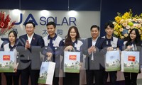 Chủ tịch Quốc hội dự trao nhà đại đoàn kết, tặng quà công nhân ở Bắc Giang