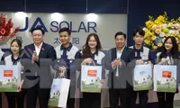 Chủ tịch Quốc hội dự trao nhà đại đoàn kết, tặng quà công nhân ở Bắc Giang