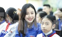 Đoàn viên tham gia trao quà tặng học sinh hộ nghèo tại chương trình. Ảnh: Nguyễn Thắng.