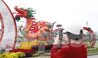 Tổng mô hình cao 6.5m, rộng 31m, sâu 5,2m (trong đó 2 linh vật, mỗi linh vật rồng có kích thước dài 5m, cao 3,8m). Ảnh: Nguyễn Thắng.