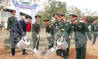 Bí thư Trung ương Đoàn, Phó Chủ nhiệm Thường trực Ủy ban Quốc gia về Thanh niên Việt Nam Nguyễn Tường Lâm và Thiếu tướng Nguyễn Đức Hưng - Bí thư Đảng ủy, Chính ủy Quân Đoàn 12 trồng cây. Ảnh: Nguyễn Thắng