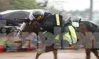 Kỵ binh Cảnh sát cơ động Cảnh sát cơ động nghiêng mình bắn súng trên ngựa. Ảnh: Nguyễn Thắng