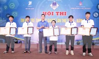 Bí thư Tỉnh Đoàn, Chủ tịch Hội LHTN tỉnh Bắc Giang Thân Trung Kiên trao giải cho các thí sinh. Ảnh: Nguyễn Thắng
