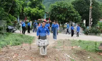 Đoàn viên hỗ trợ xây nhà tặng hộ nghèo.