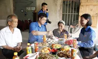 Tỉnh Đoàn Bắc Giang và Huyện Đoàn Yên Dũng tổ chức bữa cơm tri an gia đình liệt sỹ. Ảnh: Nguyễn Thắng