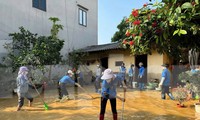 Đoàn viên tỉnh Bắc Ninh dọn dẹp nhà dân bị ngập sau bão.