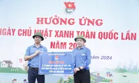 Bí thư Trung ương Đoàn Ngô Văn Cương trao 1 tỷ đồng vốn 120. Ảnh: Nguyễn Thắng