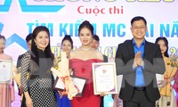 Tỉnh Đoàn Bắc Giang trao giải Nhất cho thí sinh Vi Hương Giang. Ảnh: Nguyễn Thắng