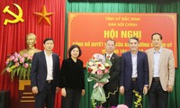 Phó Bí thư Thường trực Tỉnh ủy Bắc Ninh Nguyễn Hương Giang (thứ 2 bên trái) tặng hoa chúc mừng ông Lợi.