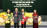 Bí thư Tỉnh ủy Bắc Giang Nguyễn Văn Gấu tặng hoa chúc mừng bà Hương và ông Oanh. Ảnh: Nguyễn Thắng
