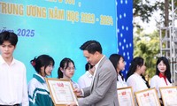 Bí thư Tỉnh Đoàn Bắc Ninh Trần Văn Đăng khen thưởng sinh viên, học sinh.