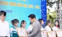 Bí thư Tỉnh Đoàn Bắc Ninh Trần Văn Đăng khen thưởng sinh viên, học sinh.