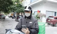 Anh Tiến đang đi giao hàng cho khách. Ảnh: Nguyễn Thắng