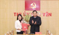 Bí thư Tỉnh ủy Bắc Giang Nguyễn Văn Gấu trao quyết định cho bà Thủy.