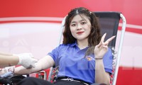 Một đoàn viên tham gia hiến máu. Ảnh: Nguyễn Thắng