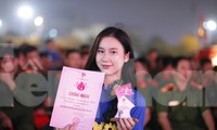 Một đoàn viên được tuyên dương thanh niên tiến tiến làm theo lời Bác. Ảnh: Nguyễn Thắng