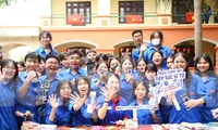 Các em học sinh giao lưu MV Khánh Vy tại chương trình.