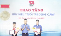 Tỉnh Đoàn Bắc Giang trao huy hiệu "Tuổi trẻ dũng cảm". Ảnh: Nguyễn Thắng
