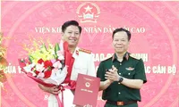 Phó Viện trưởng VKSND tối cao Tạ Quang Khải trao quyết định bổ nhiệm Viện trưởng VKSND tỉnh Bắc Ninh (sau hợp nhất) cho ông Đoàn Anh Phương.