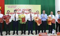 Chủ tịch UBND tỉnh Bắc Ninh Vương Quốc Tuấn (ở giữa) trao quyết định bổ nhiệm các Phó Giám đốc Sở Nội vụ tỉnh Bắc Ninh.