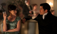 Mỹ nhân &quot;50 sắc thái&quot; Dakota Johnson đối đầu nam thần &quot;Siêu giàu châu Á&quot; Henry Golding