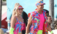 Cặp đôi Margot Robbie và Ryan Gosling &quot;hường phấn&quot; chói cả mắt trên phim trường &quot;Barbie&quot;