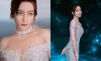 Câu chuyện đằng sau &quot;bộ váy tiên tử&quot; của Địch Lệ Nhiệt Ba do nhà thiết kế Việt Nam chế tác