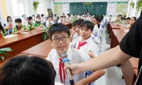 Teen Ams mở lớp học dạy &quot;hậu bối&quot; bảo vệ sức khỏe bản thân khỏi &quot;cám dỗ&quot;